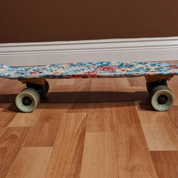 Globe Bantam Penny Board With Retro Graphic: Grandma's Couch - Picture 9 of 12